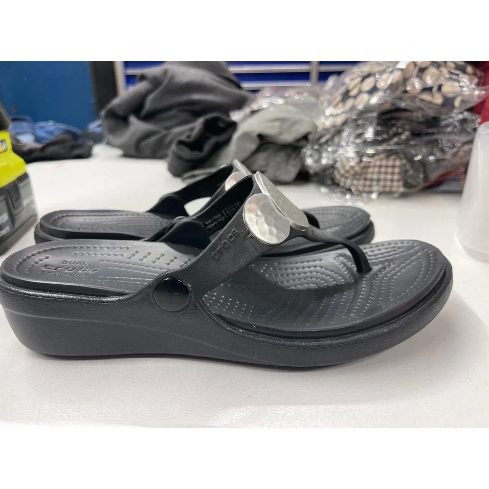 Crocs Sanrah Hammered Circle Wedge Sandals Black Silver Metallic Womens 6